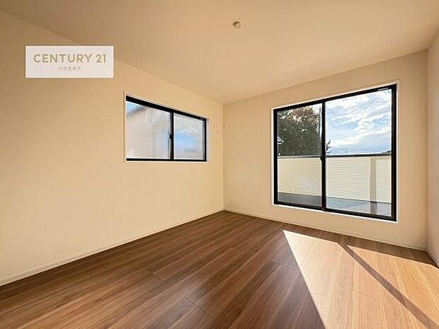 バルコニーに面している洋室です。明るく温もりがあり、換気もしっかりできます！朝起きて、外に出て背伸びをしつつ深呼吸をし良い朝を迎え入れることが出来そうですね！