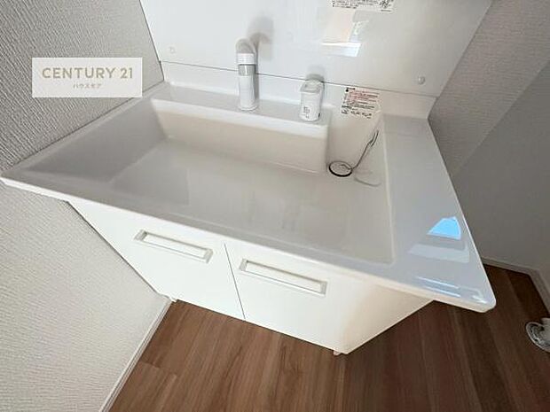 深い洗面台ボウルは、水が跳ねにくいのでお手入れが楽々！清潔感が保てます！キレイな洗面所で自分磨きのモチベーションが上がりますね！