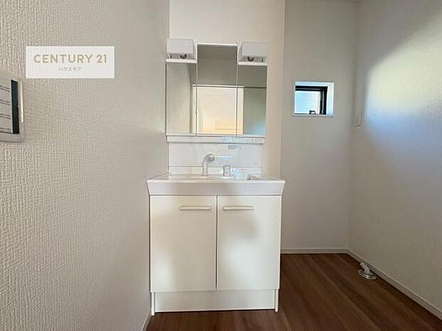 小窓付きの明るい洗面室です！湿気もすぐに入れ替えができて清潔に保つことができます！自然光が差し込むのでお化粧の仕上がりも良くなりますね！