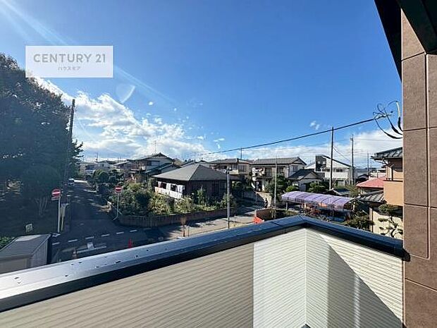 晴れた日には青い空を見渡せる開放的な時間を楽しめます。気持ちの良い風が通り抜ける街並みです！