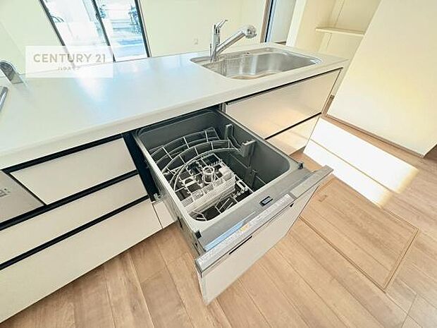 食洗機付き！忙しい時や冬場は手荒れ防止として大活躍します！ビルトイン仕様なので、場所も取らず調理スペースも広く使えて手際よく作業が出来ます！
