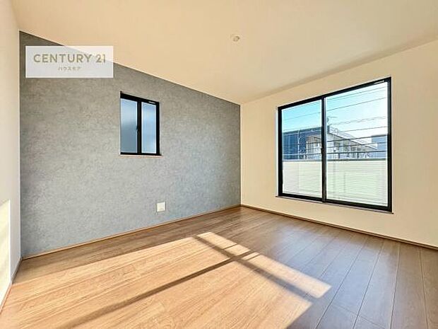 バルコニーに面している洋室です。明るく温もりがあり、換気もしっかりできます！朝起きて、外に出て背伸びをしつつ深呼吸をし良い朝を迎え入れることができます。