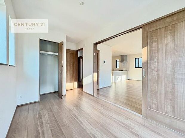 洋室は子供部屋や寝室、色々と用途多彩に利用できますね。収納力もたっぷりなので、広々気持ちよく過ごすことができます。