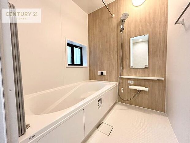 落ち着きある大人の雰囲気のバスルームは、味が出ていてバスタイムが充実！お仕事頑張っているご褒美にお好みの匂いの入浴剤を入れて、楽しんでみてはいかがでしょうか？