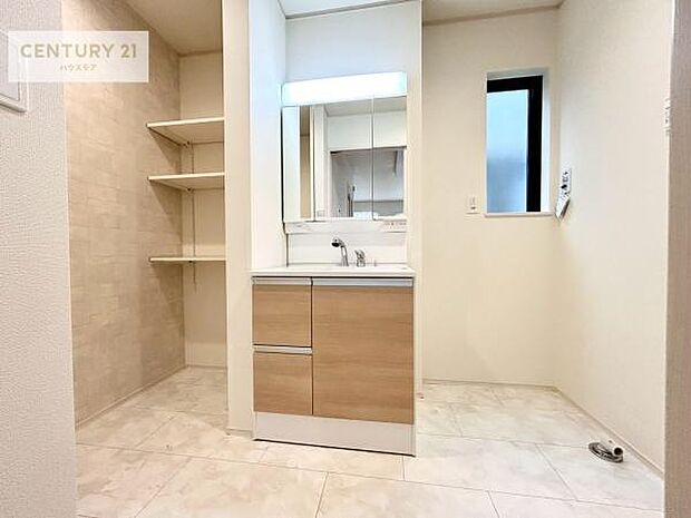 三面鏡仕様の洗面所は、身だしなみがしやすい造り！裏は収納になっています。ドライヤーやお化粧道具を片付けられるので洗面台周りをスッキリと見せることが出来ます！