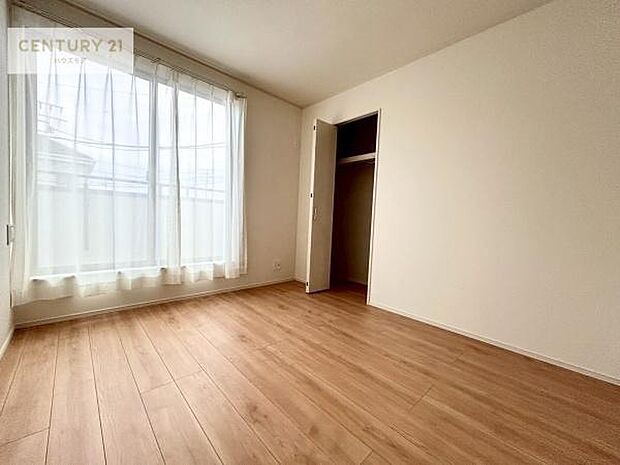 明るい室内は、風通しも良く、明るく大変居心地の良い空間となっております。リラックスして過ごせる心地の良いお部屋です！朝の目覚めがスッキリしますね！