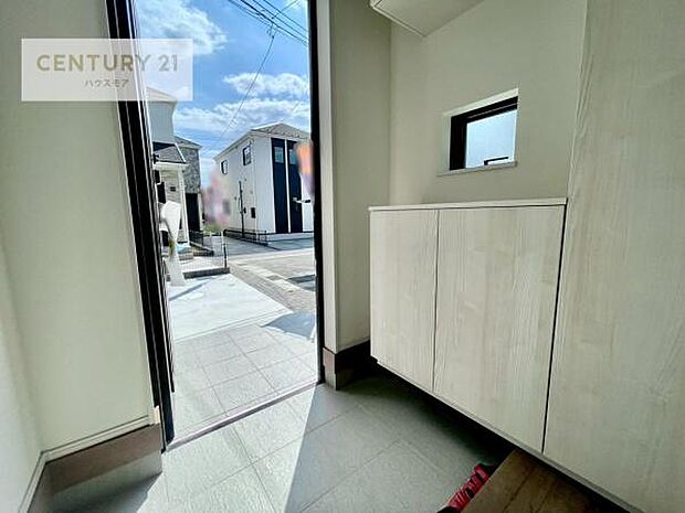 シューズボックス付きなので、玄関が片付きお掃除がしやすいです！スッキリした玄関で戸を開けた瞬間、清潔感のある心地いい空間が出迎えてくれます。