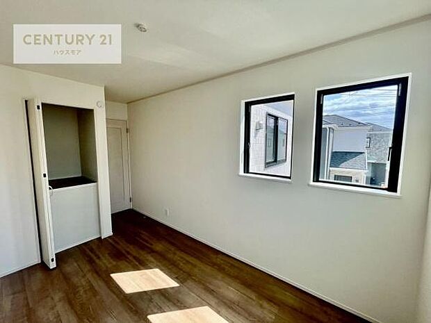 掃き出し窓がないお部屋は、お子様のお部屋としても安心です！収納スペースも充実しているので散らかったお部屋をサッと片付けられます！
