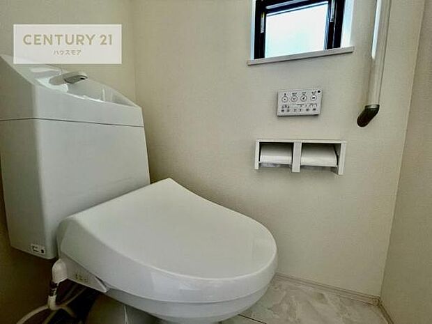 1・2階にトイレがございます！朝の忙しい時間帯も待たずにすみそうですね。白を基調とした清潔感のあるトイレでお手入れがしやすいです！