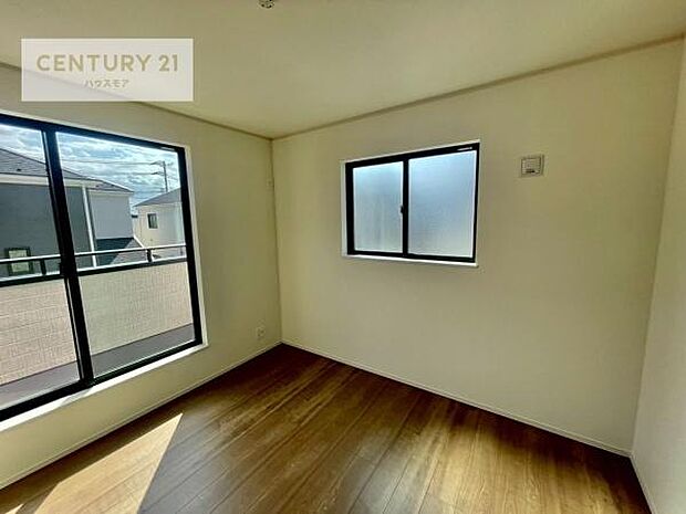 2面採光を確保した明るい室内は、風通しも良く、明るく大変居心地の良い空間となっております。リラックスして過ごせる心地の良いお部屋です！朝の目覚めがスッキリしますね！