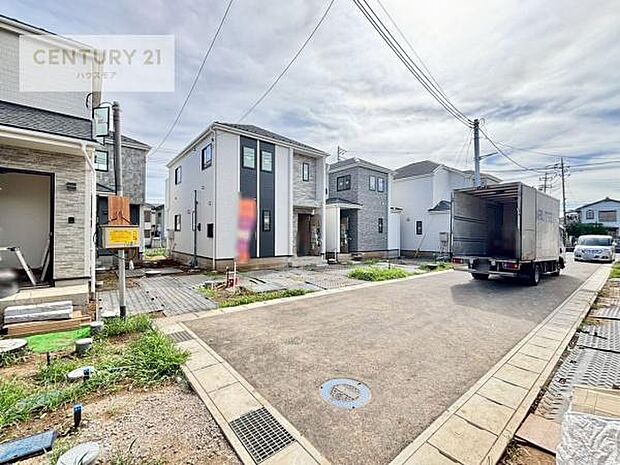 前面道路6ｍ！陽当り良好な立地です。車庫入れが苦手な方も安心ですね。