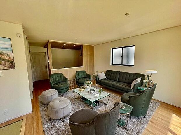 家具はCGパースです。心地良いリビングは家族が自然と集まります。家族団欒の時間が増えそうです。ご家族と、より一層充実した時間を過ごせそうですね。明るく開放的な空間です。