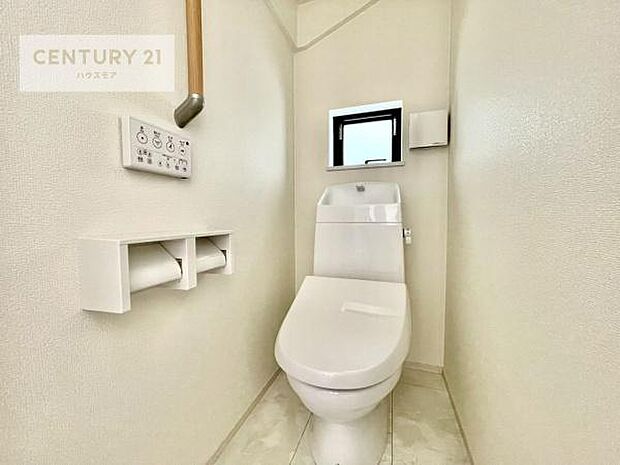1・2階にトイレがございます！朝の忙しい時間帯も待たずにすみそうですね。白を基調とした清潔感のあるトイレでお手入れがしやすいです！