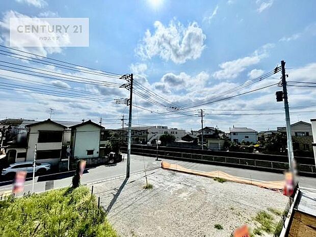 落ち着きある住宅街です！周囲には高い建物がなく、空が広く開放感があり、陽当たりを大きく遮られることもありません！気持ちの良い風が通り抜ける街並みです！