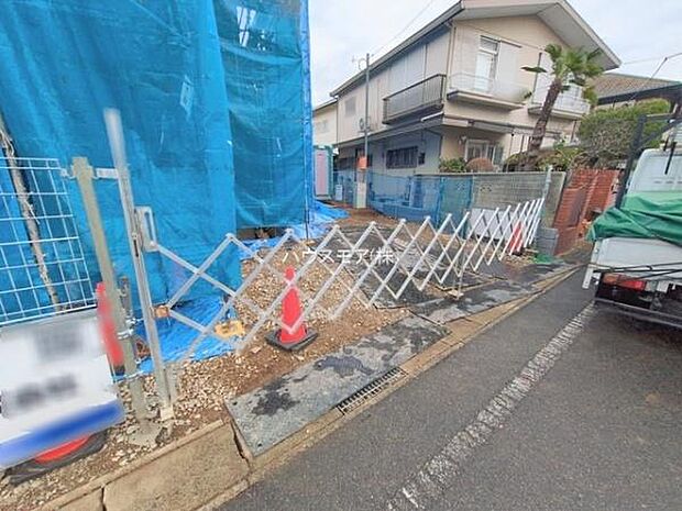 駐車スペースは2台分あります！車種によっては3台可！セカンドカーはもちろん、バイクや自転車なども置き場所に困りません。