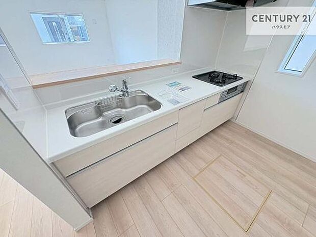 大人気の対面式システムキッチンを採用しています！ご家族のコミュニケーションが自然と増える設計です。お子様にも目が届くので嬉しいですね。広々使えて快適に作業が進みます。