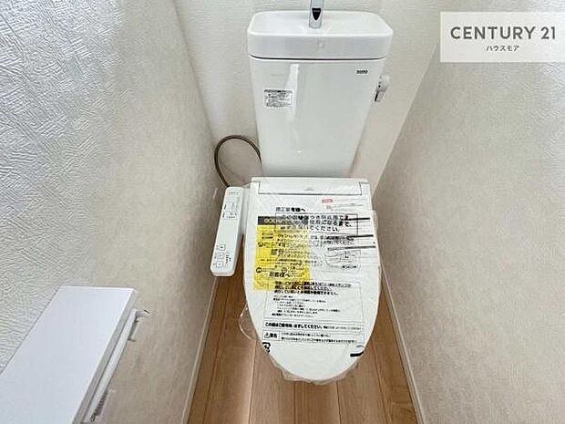 1・2階にトイレがございます！朝の忙しい時間帯も待たずにすみそうですね。白を基調とした清潔感のあるトイレでお手入れがしやすいです！