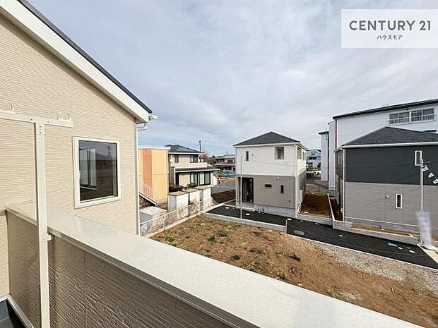 広々バルコニーから分譲地の落ち着いた眺望が広がります！