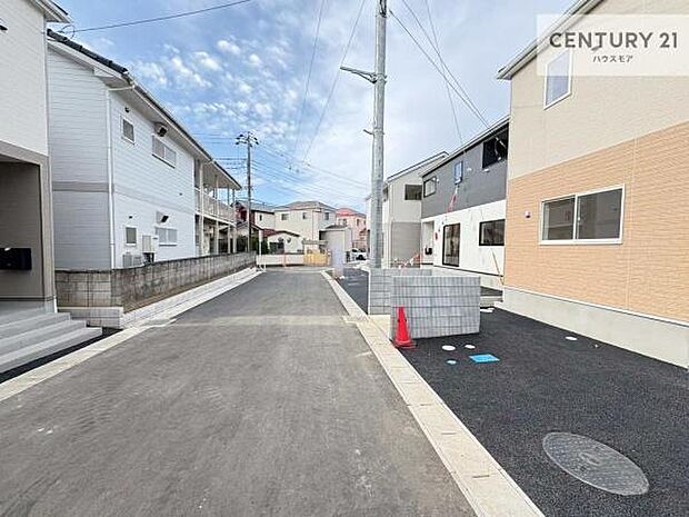 前面道路は南道路に面した5ｍで明るく陽当り良好な立地です。車庫入れが苦手な方も安心ですね。