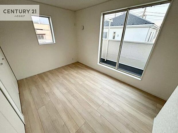 バルコニーに面している洋室です。明るく温もりがあり、換気もしっかりできます！朝起きて、外に出て背伸びをしつつ深呼吸をし良い朝を迎え入れることができます。