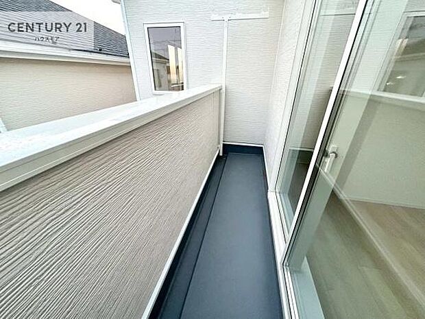 広々としたバルコニーで一日の始まりをスタート！お洗濯ものをたっぷり気持ちよく干せます！