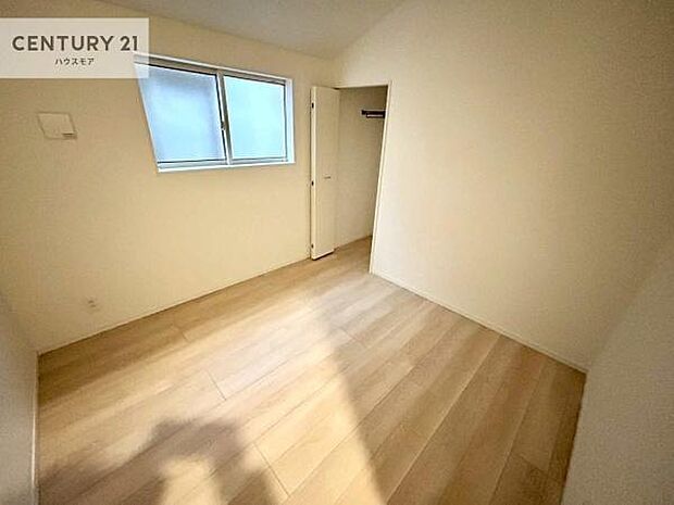 収納スペースがついています！居室をスッキリ整頓する事ができますね。家具を選ばないシンプルなデザインの為、家具を選ばずお気に入りの空間作りができそうですね。