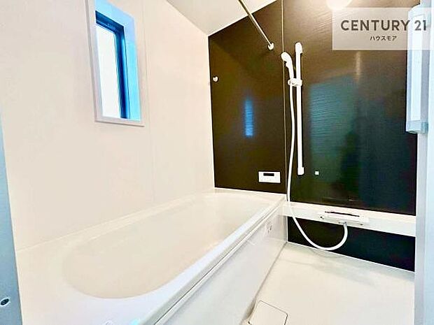 1日の疲れをしっかりと癒してくれる浴室です。おうちの素敵なリラクゼーション場所ですね。