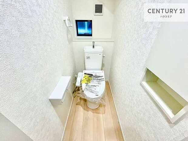 1・2階にトイレがございます！朝の忙しい時間帯も待たずにすみそうですね。白を基調とした清潔感のあるトイレでお手入れがしやすいです！