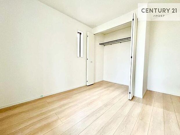 洋室は子供部屋や寝室、色々と用途多彩に利用できますね。収納力もたっぷりなので、広々気持ちよく過ごすことができます。