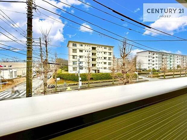 晴れた日には青い空を見渡せる開放的な時間を楽しめます。気持ちの良い風が通り抜ける街並みです！