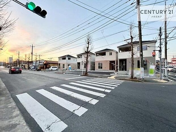 前面道路は18ｍ×8ｍ！陽当り良好な立地です。車庫入れが苦手な方も安心ですね。