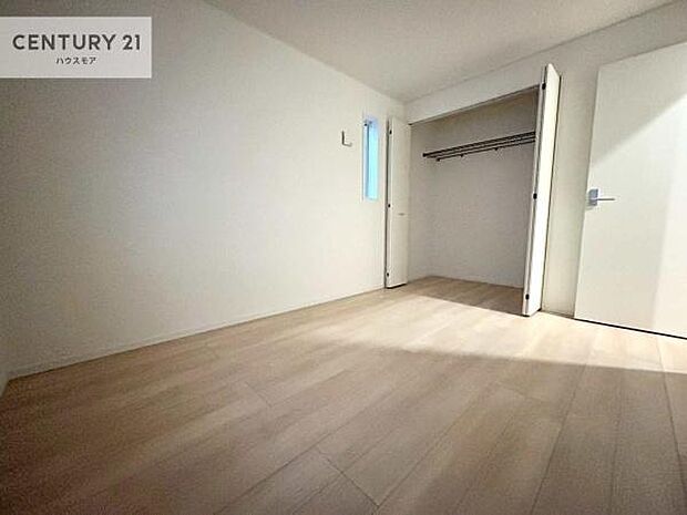 掃き出し窓がないお部屋は、お子様のお部屋としても安心です！収納スペースも充実しているので散らかったお部屋をサッと片付けられます！