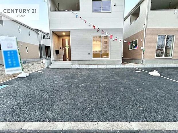 駐車スペースは2台分あります！セカンドカーはもちろん、バイクや自転車なども置き場所に困りません。