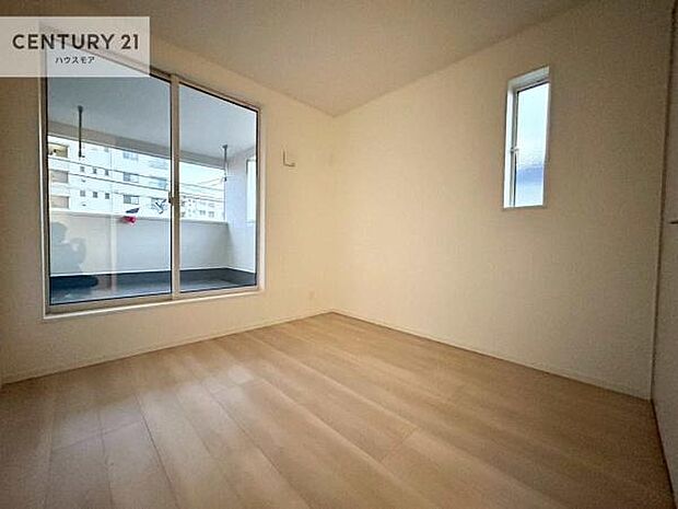 明るい室内は、風通しも良く、明るく大変居心地の良い空間となっております。リラックスして過ごせる心地の良いお部屋です！朝の目覚めがスッキリしますね！