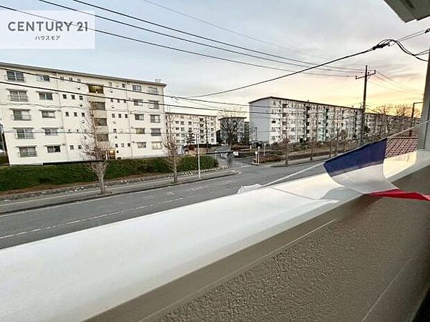 晴れた日には青い空を見渡せる開放的な時間を楽しめます。気持ちの良い風が通り抜ける街並みです！