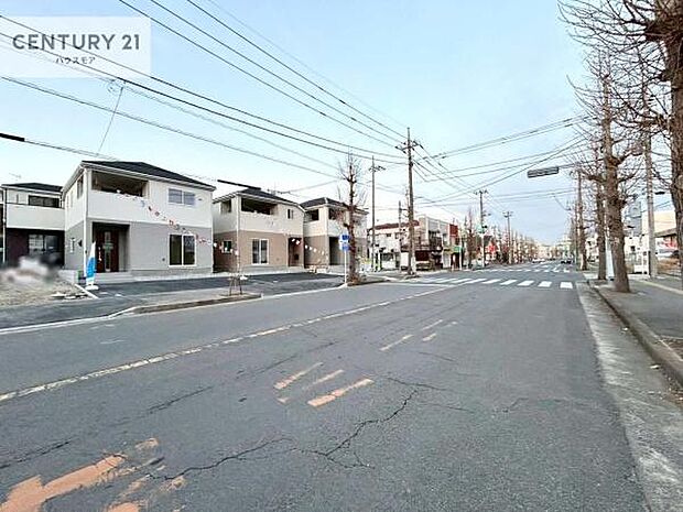 前面道路は18ｍ！陽当り良好な立地です。車庫入れが苦手な方も安心ですね。