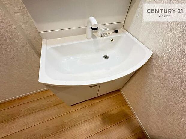 深い洗面台ボウルは、水が跳ねにくいのでお手入れが楽々！清潔感が保てます！キレイな洗面所で自分磨きのモチベーションが上がりますね！