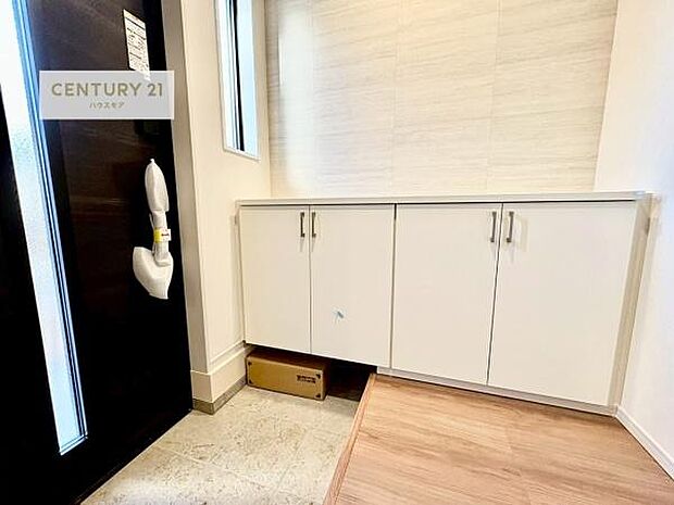 シューズボックス付きなので、玄関が片付きお掃除がしやすいです！スッキリした玄関で戸を開けた瞬間、清潔感のある心地いい空間が出迎えてくれます。