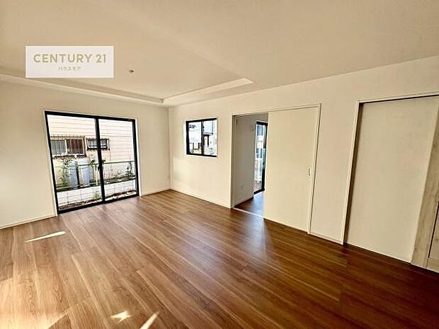 大きな窓からたっぷりの陽ざしが入る明るいリビング。開放感のあるリビングで家族団らんのくつろぎの時間を過ごせます。