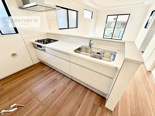 大人気の対面式システムキッチンを採用しています！ご家族のコミュニケーションが自然と増える設計です。お子様にも目が届くので嬉しいですね。広々使えて快適に作業が進みます。