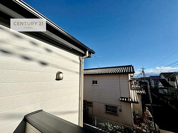 陽当たり良好なバルコニーです！晴れた日には青い空を見渡せる開放的な時間を楽しめます。