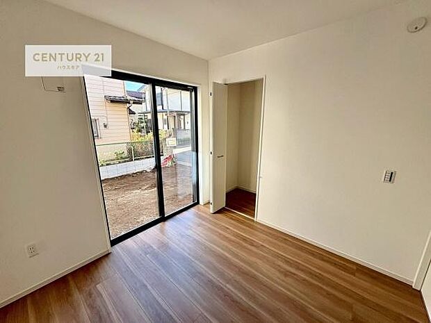 リビングと隣接した洋室です！家事の休憩スペースやキッズスペースとして活用するのもよさそうですね！収納も付いています！