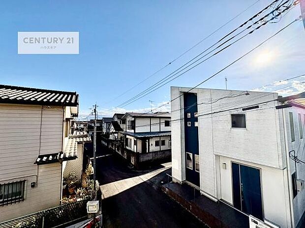 落ち着きある住宅街です！周囲には高い建物がなく、空が広く開放感があり、陽当たりを大きく遮られることもありません！気持ちの良い風が通り抜ける街並みです！