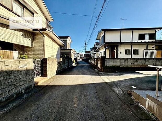 前面道路4.5ｍ！陽当り良好な立地です。車庫入れが苦手な方も安心ですね。