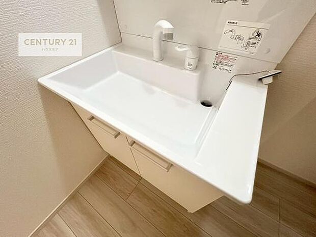 深い洗面台ボウルは、水が跳ねにくいのでお手入れが楽々！清潔感が保てます！キレイな洗面所で自分磨きのモチベーションが上がりますね！