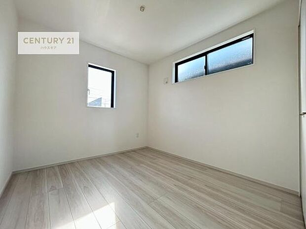 2面採光を確保した明るい室内は、風通しも良く、明るく大変居心地の良い空間となっております。リラックスして過ごせる心地の良いお部屋です！朝の目覚めがスッキリしますね！