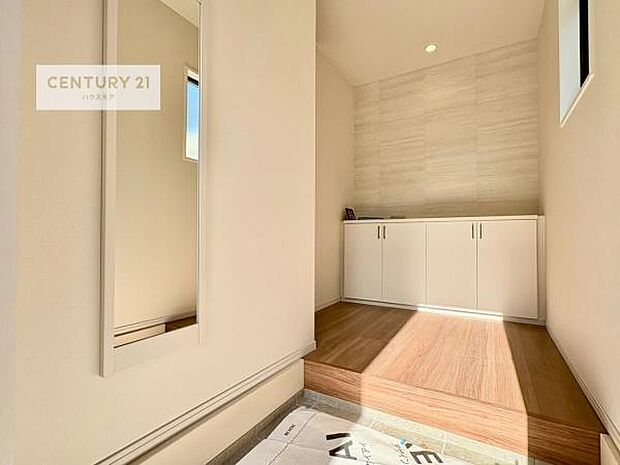 シューズボックス付きなので、玄関が片付きお掃除がしやすいです！スッキリした玄関で戸を開けた瞬間、清潔感のある心地いい空間が出迎えてくれます。