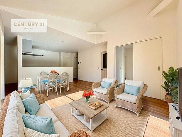 家具はCGパースです。大きな窓からたっぷりの陽ざしが入る明るいリビング。開放感のあるリビングで家族団らんのくつろぎの時間を過ごせます。