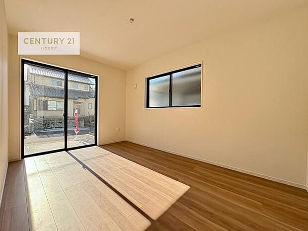 優しい光が差し込む洋室は、朝の目覚めも気持ちが良さそうですね。おうち時間もゆったりと過ごすことができます。優しい色合いのフローリングがどんな家具にもマッチします！