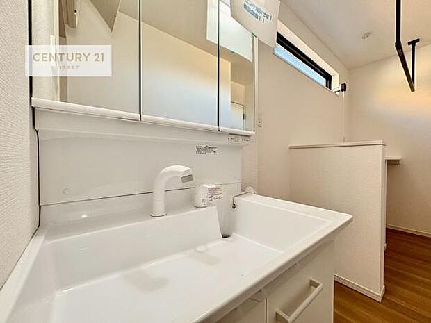 深い洗面台ボウルは、水が跳ねにくいのでお手入れが楽々！清潔感が保てます！キレイな洗面所で自分磨きのモチベーションが上がりますね！